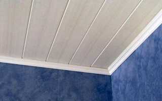 Доступное и стильное преображение комнаты с помощью отделки потолка пластиковыми панелями